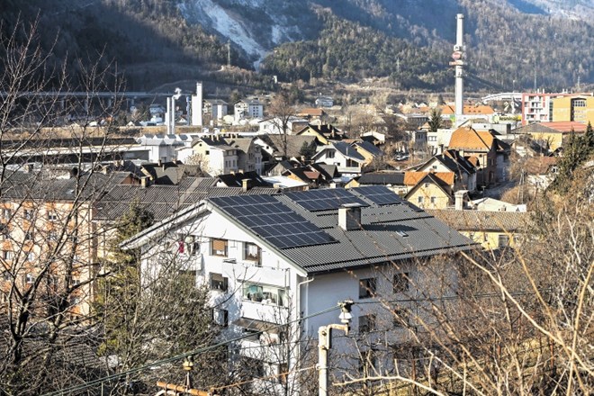 Povsem običajen stanovanjski blok na Jesenicah postaja energijsko samooskrben. Že več let sanitarno vodo v njem ogrevajo s...