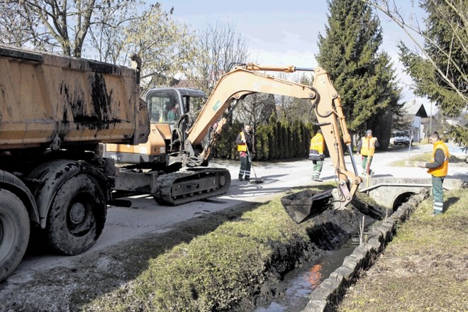 Delavci KPL so pred dvema tednoma v okviru protipoplavnih ukrepov na ljubljanski Ilovici z bagrom čistili obcestne jarke.