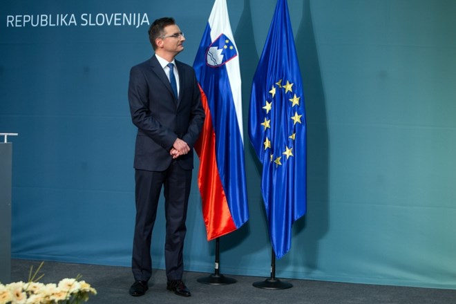 Po štirih mesecih rasti je podpora Šarčevi vladi marca precej padla.