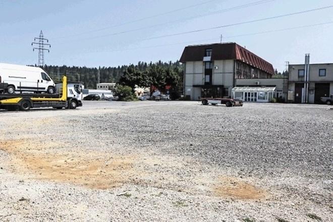 Zemljišče pred leti propadle lesnopredelovalne družbe KLI Logatec. (Foto: Luka Cjuha)