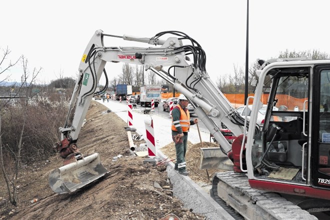 Mestna občina Ljubljana in direkcija za infrastrukturo sta marca začeli gradbena dela na Šmartinski in Bratislavski cesti,...