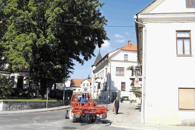 V Moravčah se že mesec pred proslavo v Češnjicah ubadajo z vprašanjem, ali gre za proslavo vseh ali predvolilni strankarski...