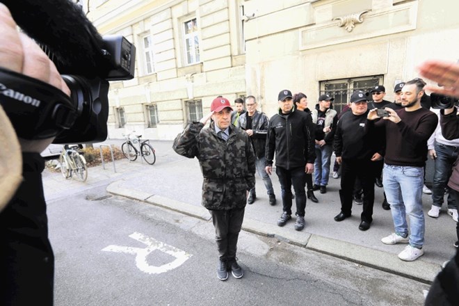 Andrej Šiško je po izreku sodbe – kljub obsodbi – slavil skupaj s svojimi vardisti.