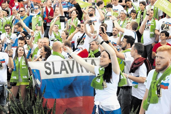 Pred dvorano American Airlines Arena v Miamiju in v njej se je zbralo kar 2000 Slovencev, ki so z navijanjem pred in med...