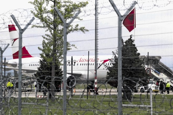 Letalo airbus A320 letalske družbe Austria Airlines je zaradi ropa iz Tirane proti Dunaju odletelo s  triurno zamudo.