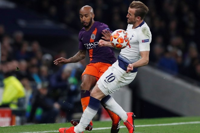 Trenutek, ko je Harry Kane staknil hujšo poškodbo. (Foto: Reuters)