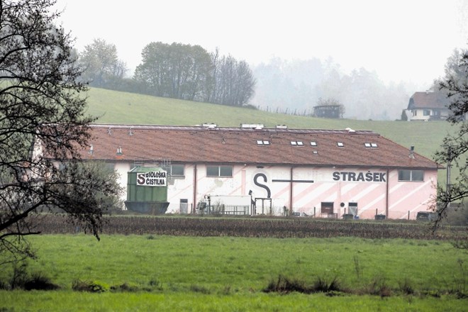 V bankrotirani mesnopredelovalni družbi Strašek se je od okoli 22 ton mesa in mesnih izdelkov doslej pokvarilo oziroma je...