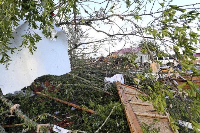 Hudo neurje s tornadi, točo in poplavami je zajelo zvezne države Teksas, Louisiana in Mississippi na jugu ZDA.