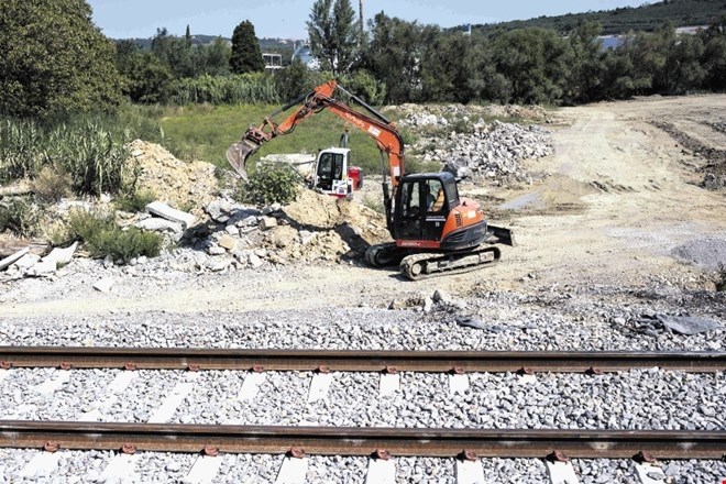 Med gradnjo dostopnih cest do drugega tira odkrili dobrih 3000 let staro bronasto sulično ost