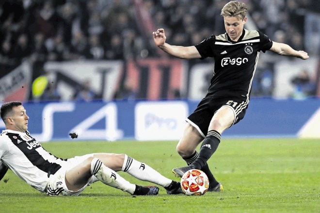 Vezist Frenkie de Jong (desno), ki se poleti seli v Barcelono za 75 milijonov evrov, je brez napake vodil igro Ajaxa na poti...