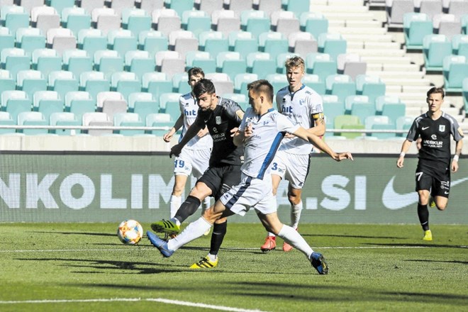 Nogometaši Gorice (v belih dresih) včeraj v Stožicah niso našli načina, kako ustaviti najbolj razpoloženega igralca Olimpije...