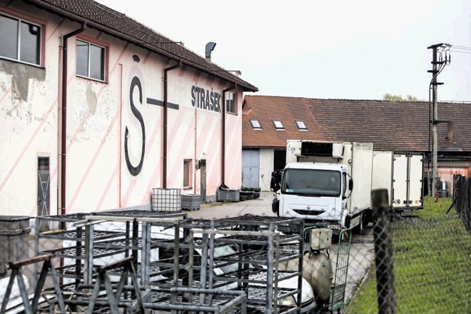 Stečajni upravitelj Gregor Podreberšek pravi, da je mesnopredelovalni obrat Strašek v dobrem stanju, njegova zunanjost pa ne...