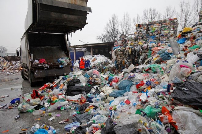 Mikroplastični delci nastajajo z razpadanjem plastike. Najdemo jih v vodi, zemlji in celo zraku.