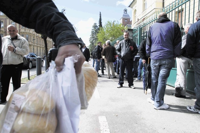 Dejstvo, da je v Sloveniji na posameznih naslovih prijavljenih mnogo preveč ljudi, je posledica tega, da desettisoči delavcev...