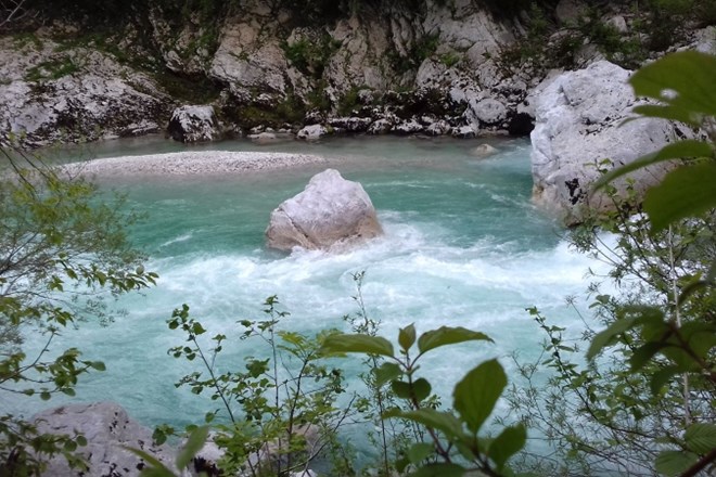 Nesreča se je zgodila v na melišču blizu kampa Jelinc v občini Bovec.