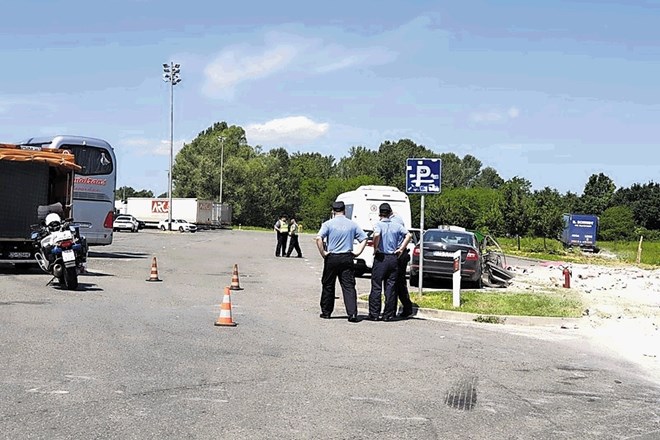 Tovornjakar je po počivališču vozil z nezmanjšano hitrostjo 90 kilometrov na uro. Nikomur ni jasno, zakaj ni, če že ni mogel...