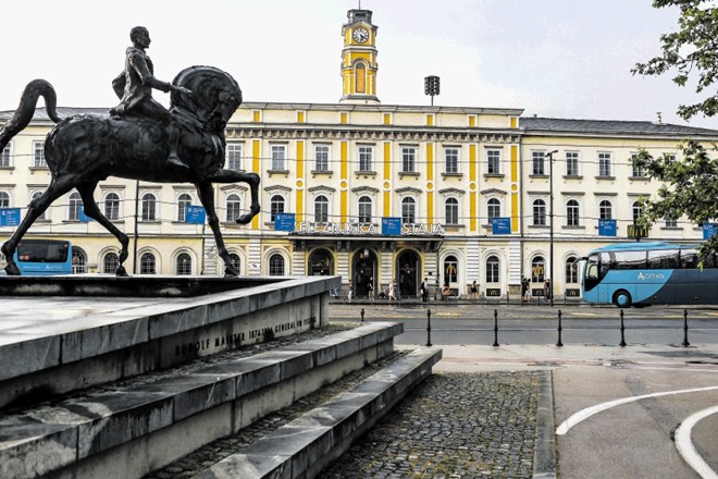 Na Slovenskih železnicah ocenjujejo, da bo gradnja nove železniške postaje s preureditvijo tirov in peronske infrastrukture...