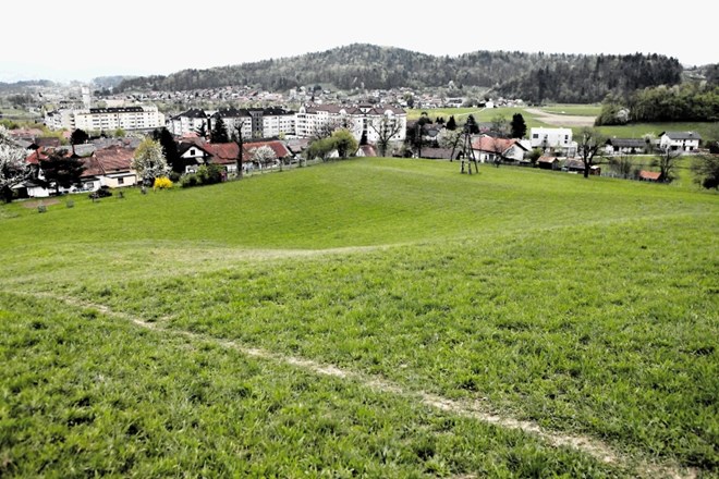 Zemljišče med Cesto Andreja Bitenca, Pilonovo cesto in predvidenim podaljškom ceste Pod Kamno Gorico, ki naj bi ga slaba...