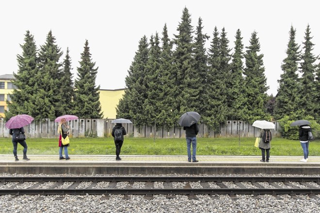 Zaradi infrastrukturnih in geografskih omejitev države znaša povprečna potovalna hitrost vlakov v Sloveniji 55 kilometrov na...