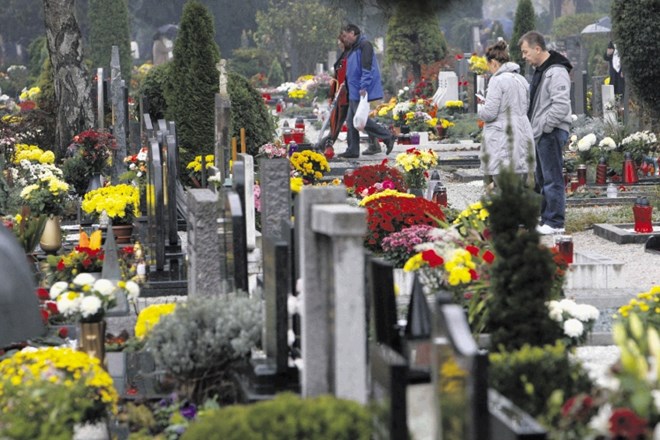 Na tisoče upokojencem grozi, da ne bodo nikoli prejeli posmrtnin, za katere so vplačevali v posmrtninski sklad ZDUS.