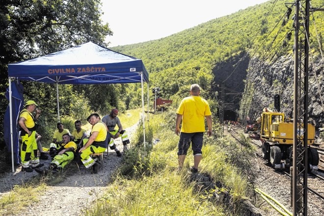 Le majhni tendi sodelujočim v intervencijah ponujata borno zaščito pred žgočim soncem, ki je ta dan, pravijo vremenoslovci,...