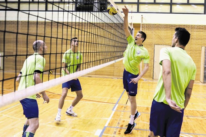 Slovenski odbojkarji pokal challenge začenjajo z današnjo tekmo proti Čilu.