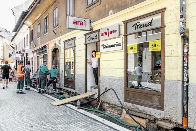 Nekatere trgovine na Trubarjevi so zaradi prenove celo zaprte.