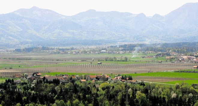 To  pokrajino bo prečkal  severni krak tretje razvojne osi, ki bo  Koroško povezal s preostankom države. Hitra cesta poteka...