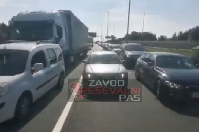 #video Neodgovorni voznik za rešilcem po reševalnem pasu