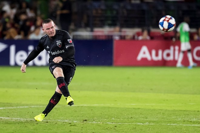 Wayne Rooney bo ameriške zelenice zamenjal za angleške.