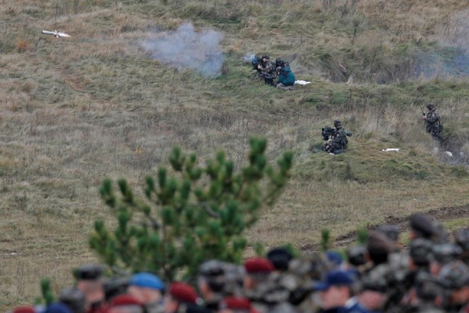 Naročenih več kot 22.000 parov obutve za vojake in upravo za zaščito in reševanje