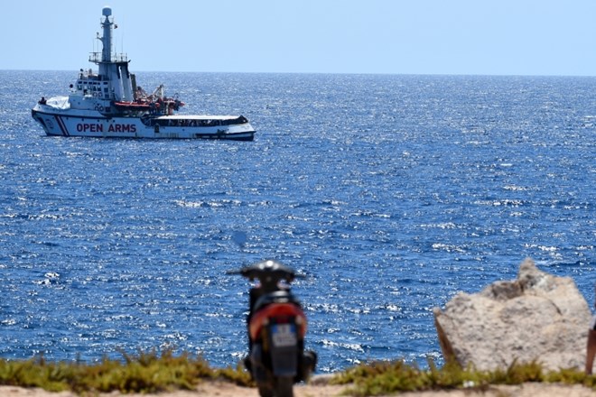 Open Arms bi migrante v Španijo prepeljala z letalom