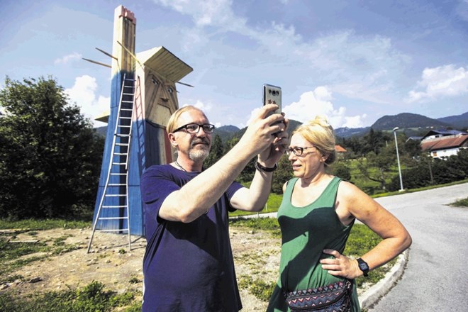 Selški Kip svobode, ki dviguje roko in z njo maha v smeri Sevnice, že privlači obiskovalce.