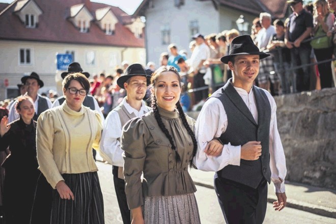 V nedeljski slavnostni povorki tradicionalno sodeluje okoli 2000 v noše odetih posameznikov, skupin in konjskih vpreg.