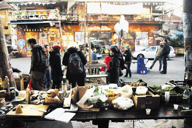 Zadruga Urbana vsak drugi torek v mesecu na Metelkovi pripravlja tržnico domačih pridelkov.