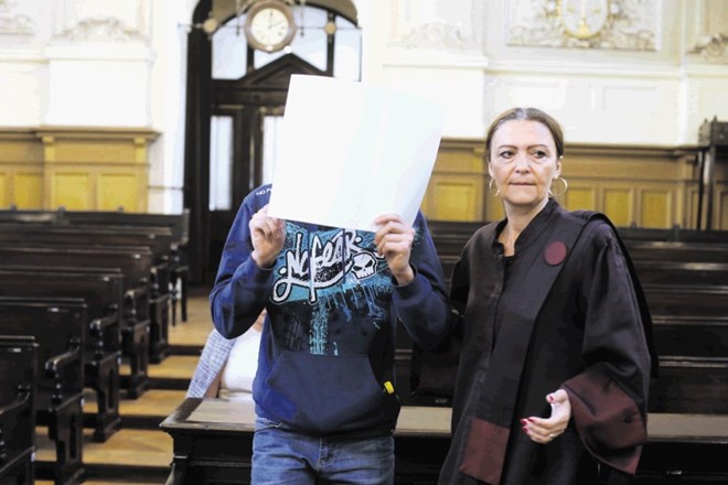 Zagovornica je včeraj poskrbela, da obtoženi Tim Črnjavič fotoreporterjem ni razkril svojega obraza.