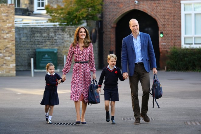 Britanska princeska Charlotte je danes prvič odšla v šolo. Štiriletno princesko sta v šolo Thomasa Battersea na jugozahodu...