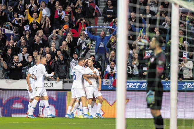 Slovenski nogometaši so nagradili svoje navijače v razprodanih Stožicah in se veselili prepričljive zmage z 2:0 proti...