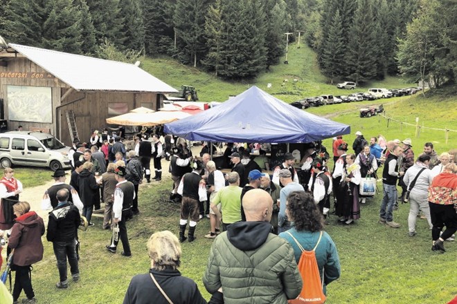 K obujanju smučišča Zatrnik, ki sameva že dve desetletji, sodi tudi priprava dogodkov, kakršen je bil nedavni ovčarski bal.