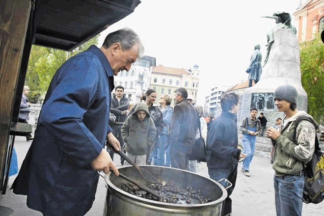 Prešernov trg ostaja najdražja in med kostanjepeki najbolj priljubljena lokacija za prodajo in peko kostanja.