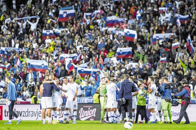 Ker je prerojena nogometna reprezentanca v zadnjih dneh sprožila evforijo med navijači, si lahko v Skopju obeta številčno...