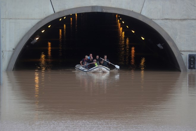 Neurje, ki je na jugovzhodu Španije sprožilo poplave, je danes terjalo še eno človeško življenje.