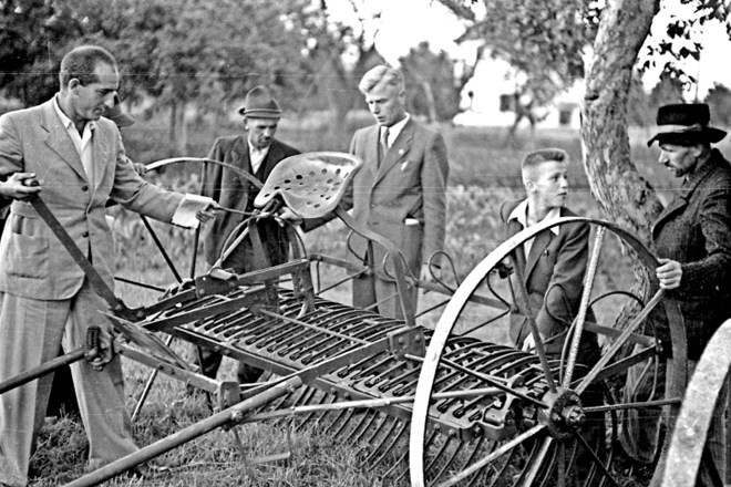 V Dravljah je bila od leta 1910 dejavna tudi »Strojna zadruga«, vsako leto so priredili občni zbor, na katerem so se...