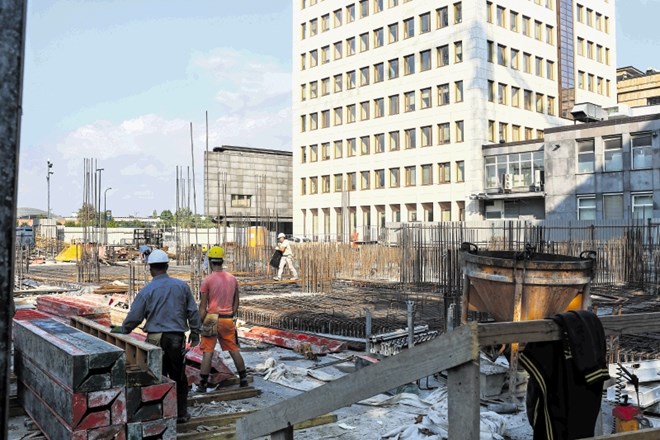 Na gradbišču na  Bavarskem dvoru v Ljubljani so bili včeraj dejavni gradbeni delavci.