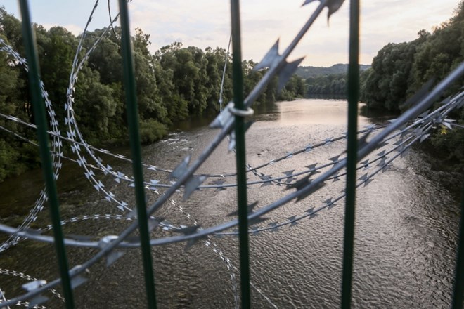 Sporni člen zakona o tujcih državnemu zboru omogoča, da ob zaostrenih migracijskih razmerah sproži ukrep, s katerim bi za vse...