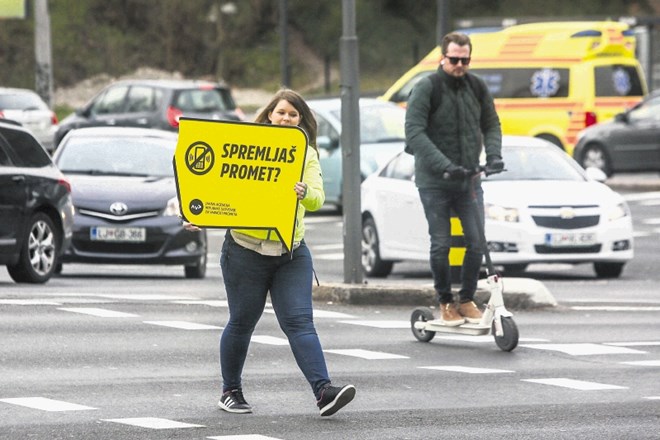 Agencija za varnost v  prometu  je marca letos voznike s posebno akcijo  opozarjala na nujnost pripenjanja z varnostnim pasom...