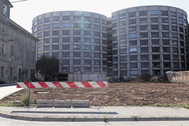 Po načrtih naj bi občina na mestu porušenega bencinskega servisa uredila ploščad, ki bo nekakšen predprostor obnovljene...