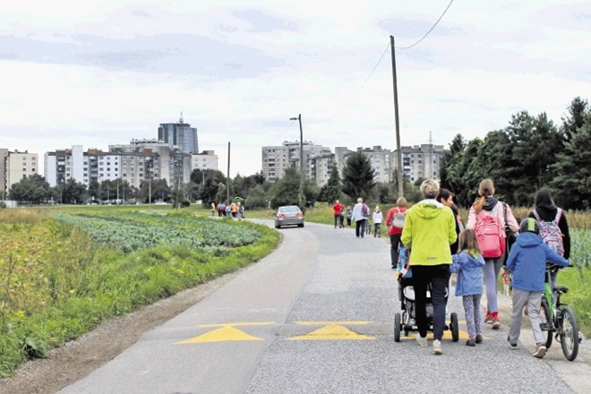 Približno dvajset otrok se je včeraj proti osnovni šoli Nove Jarše odpravilo s pešbusom.