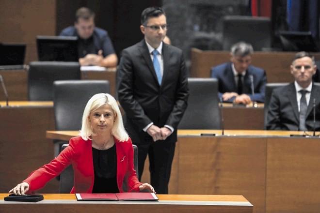 Ministrica za delo Ksenija Klampfer in premier Marjan Šarec trdita, da je varstveni dodatek anomalija, vendar jima tega še ni...