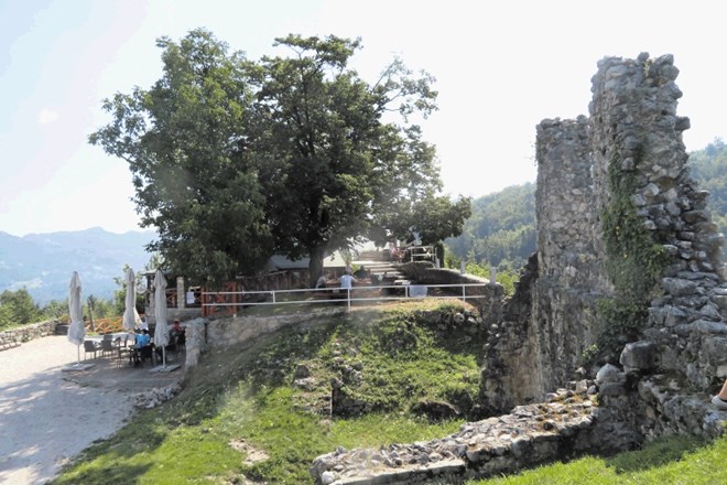 Na starem gradu bodo udeležence pohoda ob sončnem zahodu tudi pogostili.